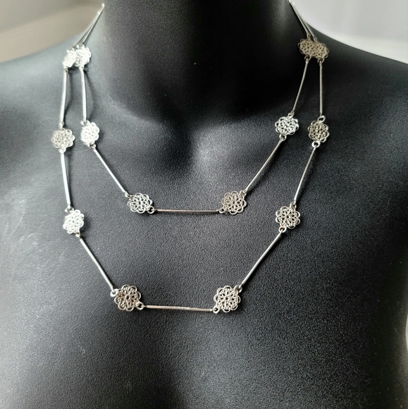 Jewelry - Fashion Silver Color Floral Disc and Long Bar Chain Necklace 19"